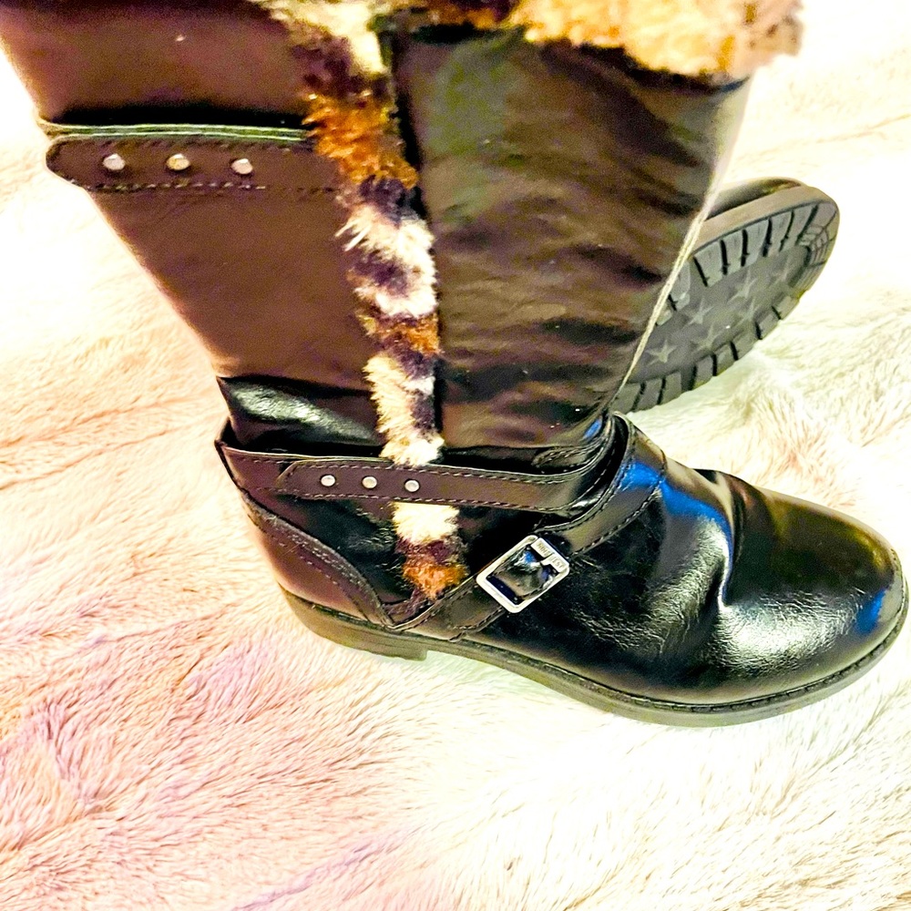 Black boots with leopard print fur